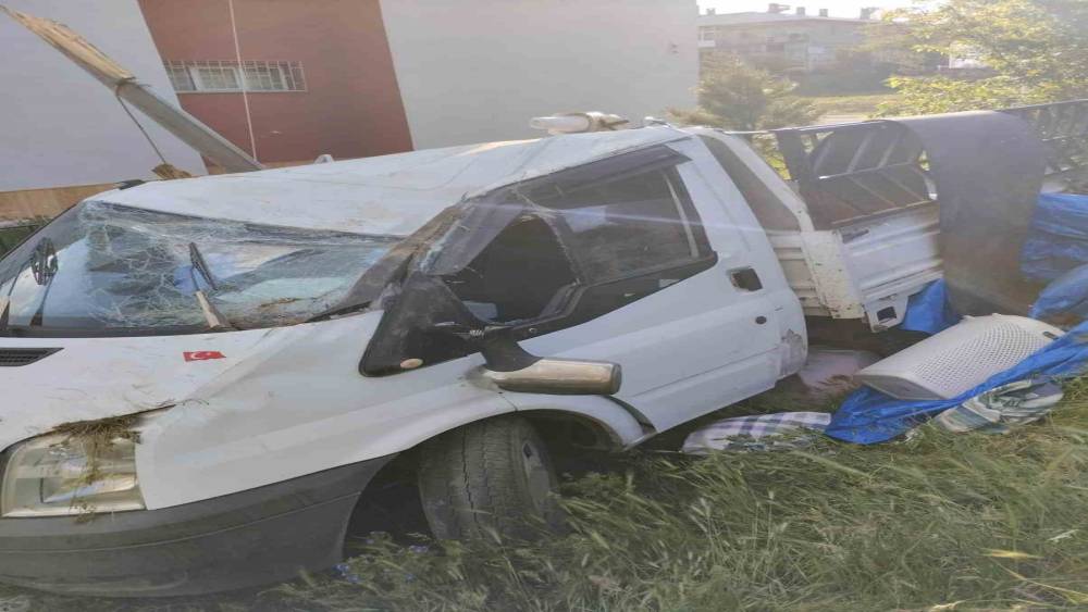 Sivas&rsquo;ta kontrolden &ccedil;ıkan kamyonet duvara &ccedil;arptı: 4 yaralı
