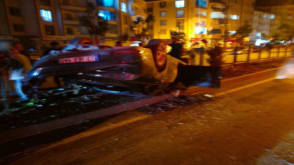Elazığ&rsquo;da kamyonet ile otomobil &ccedil;arpıştı: 5 yaralı
