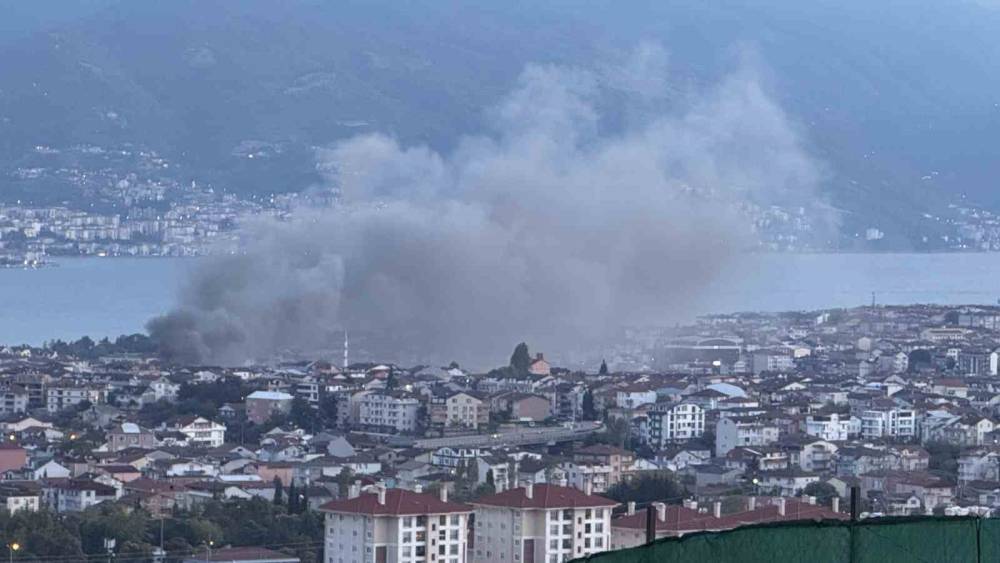 Gecekonduda &ccedil;ıkan yangın mahalleliyi sokağa d&ouml;kt&uuml;: Kundaklama ş&uuml;phesi araştırılıyor
