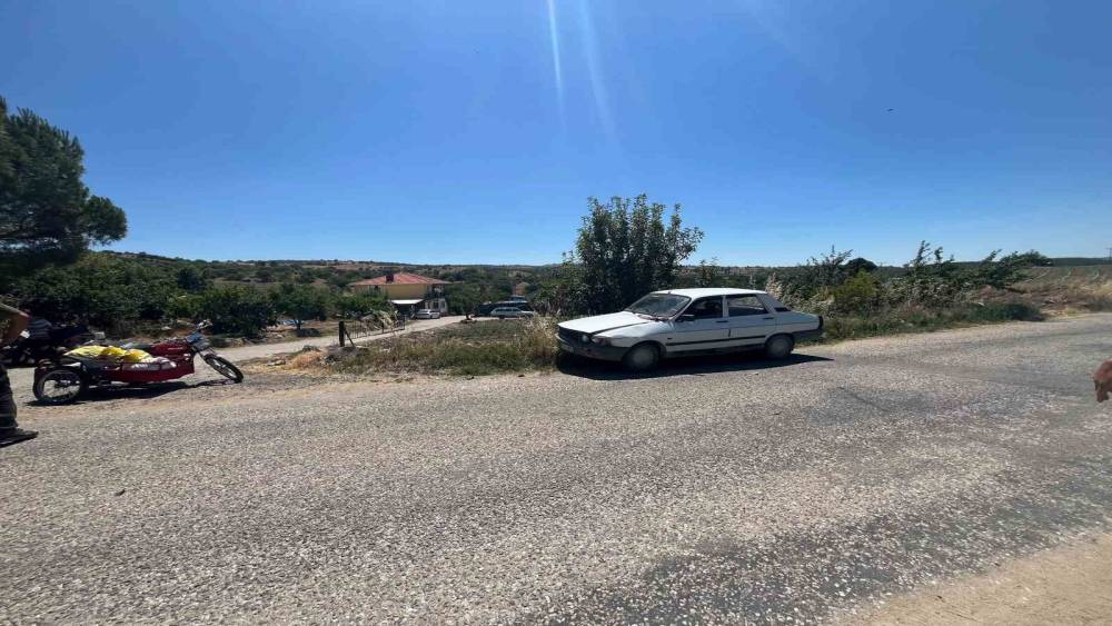 G&ouml;rdes&rsquo;te motosiklet otomobile &ccedil;arptı: 2 yaralı
