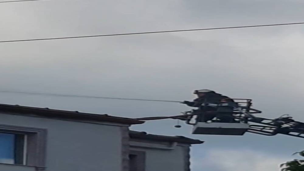 İki katlı binanın &ccedil;atısında yangın
