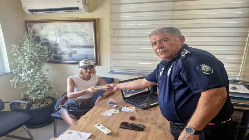 Serik&rsquo;te zabıta ekipleri buldukları kayıp &ccedil;antayı sahibine teslim etti
