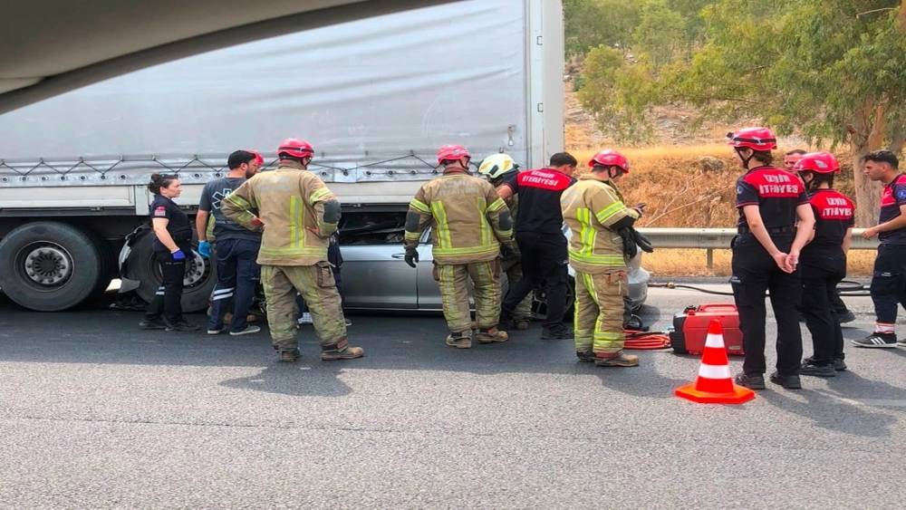 İzmir&rsquo;de feci kaza: Tıra &ccedil;arpan otomobilin s&uuml;r&uuml;c&uuml;s&uuml; hayatını kaybetti
