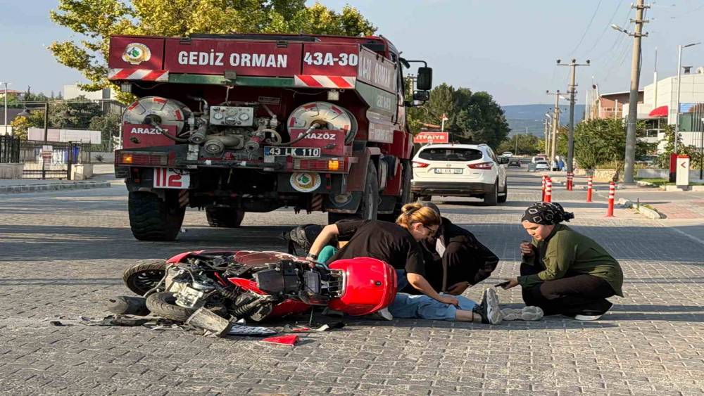 Gediz&rsquo;de araz&ouml;z ile motosiklet &ccedil;arpıştı: 1 yaralı
