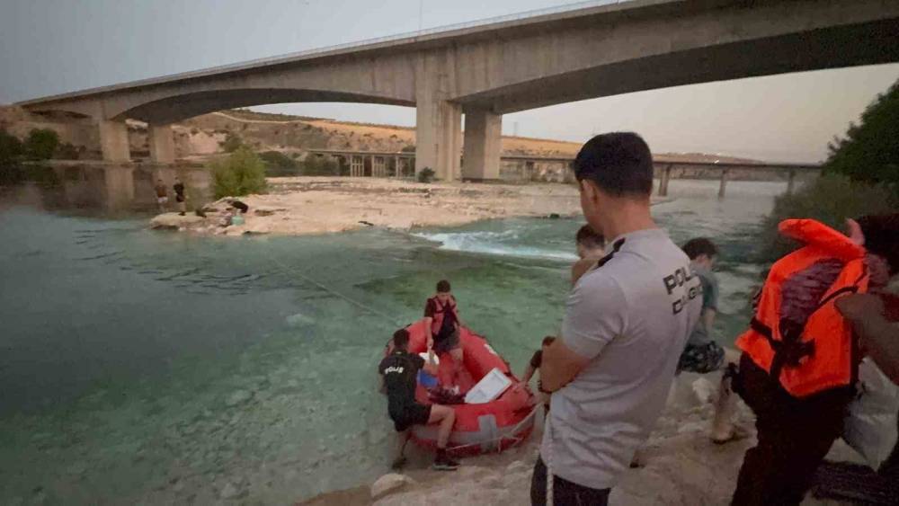 Fırat Nehri&rsquo;nde su seviyesinin y&uuml;kselmesi ile mahsur kalan 10 kişi kurtarıldı
