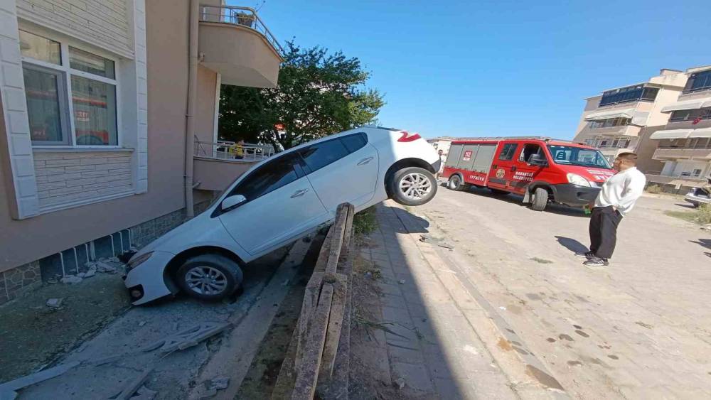 Otomobil bah&ccedil;e duvarına asılı kaldı

