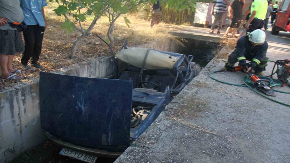 Antalya&rsquo;da otomobil sulama kanalına d&uuml;şt&uuml;, s&uuml;r&uuml;c&uuml; yaralandı
