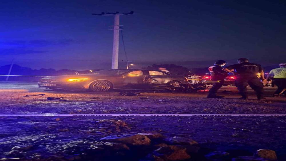 Motosiklet ile otomobil &ccedil;arpıştı: 1 &ouml;l&uuml;
