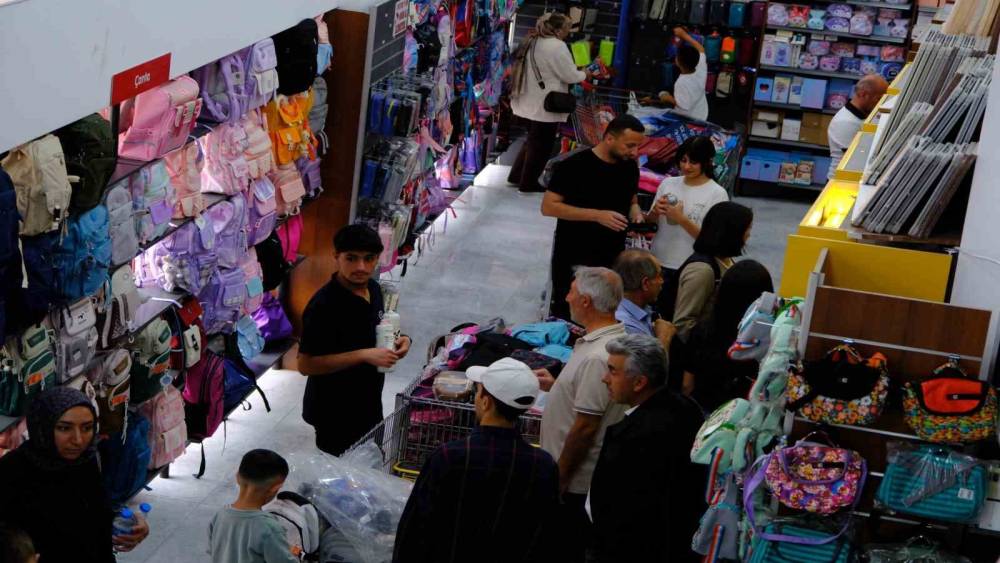 Van&rsquo;da okul alışverişi hızlandı: Kırtasiyelerde bazı &uuml;r&uuml;nler t&uuml;kendi
