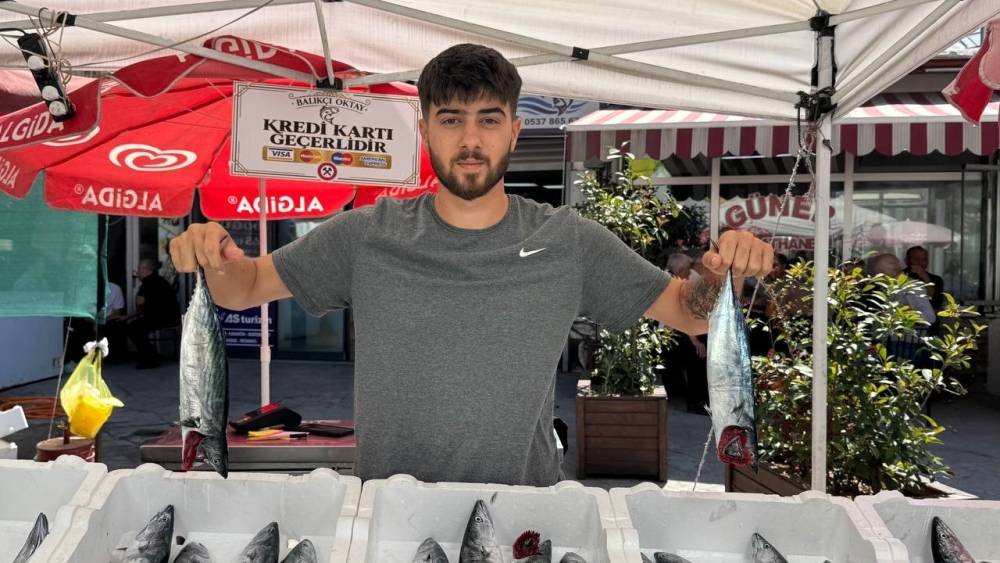 Zonguldak&rsquo;ta palamut bereketi tezgahları şenlendirdi: 3 tanesi 200 liradan alıcı buluyor
