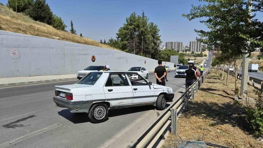 Otomobil bariyerlere &ccedil;arptı: 2 yaralı
