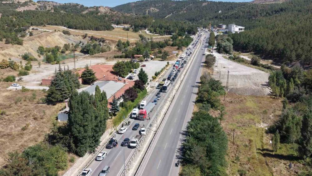 &Ccedil;orum&rsquo;da 3 ara&ccedil;lı zincirleme kaza: 5 yaralı

