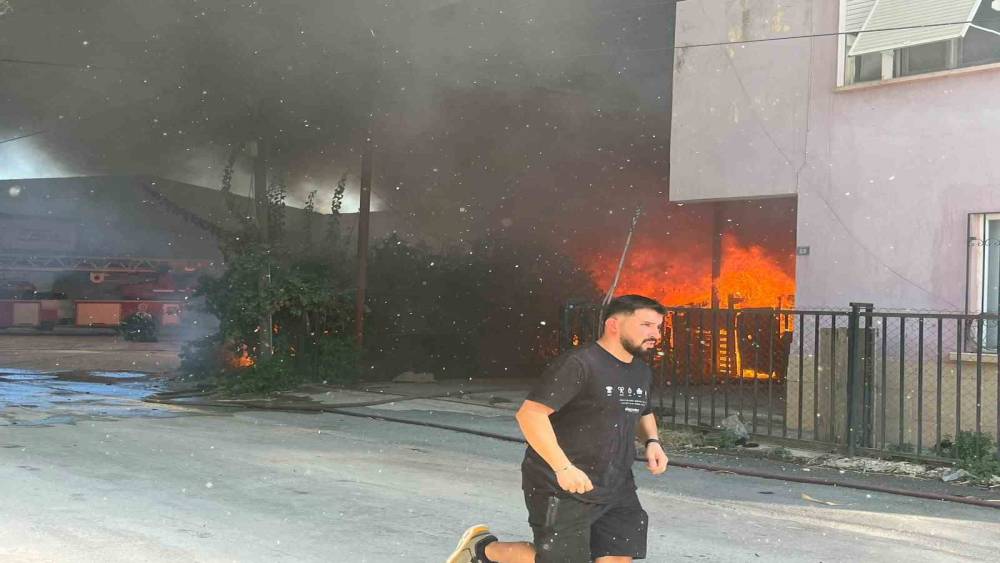 Antalya&rsquo;da ev ve depo yangını
