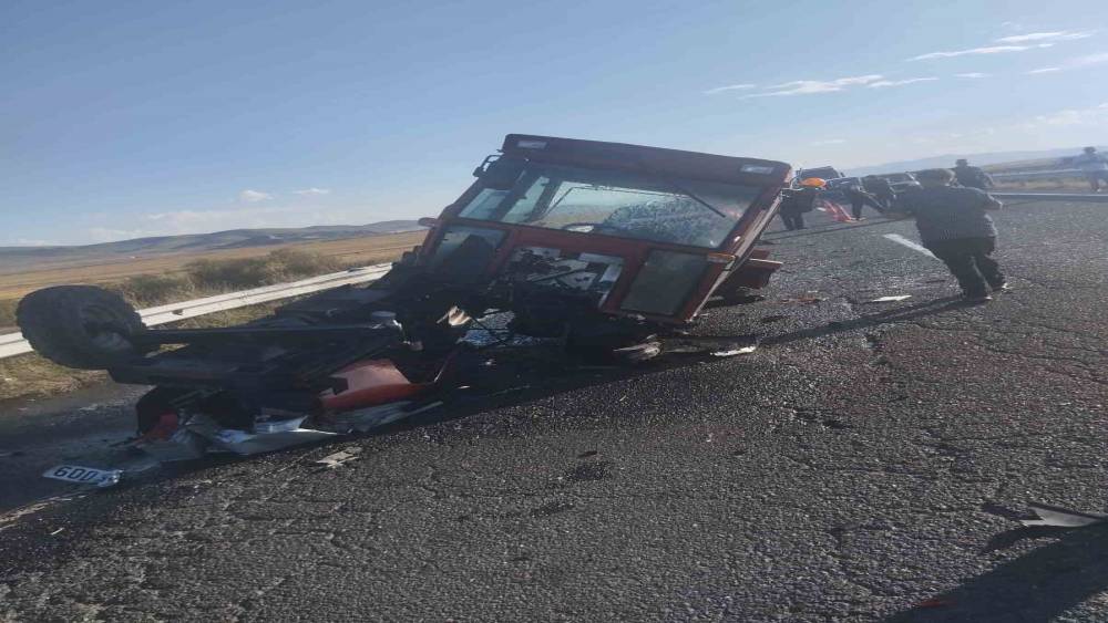 Kars&rsquo;ta trakt&ouml;rle otomobil &ccedil;arpıştı: 6 yaralı
