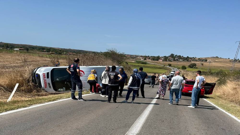 Pehlivank&ouml;y Pavli Panayırı yolunda ambulans kazaya karıştı: 5 yaralı
