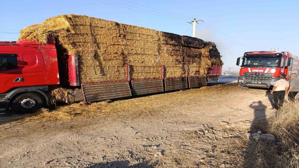 Elmadağ&rsquo;da bir kamyonetteki saman balyaları yandı

