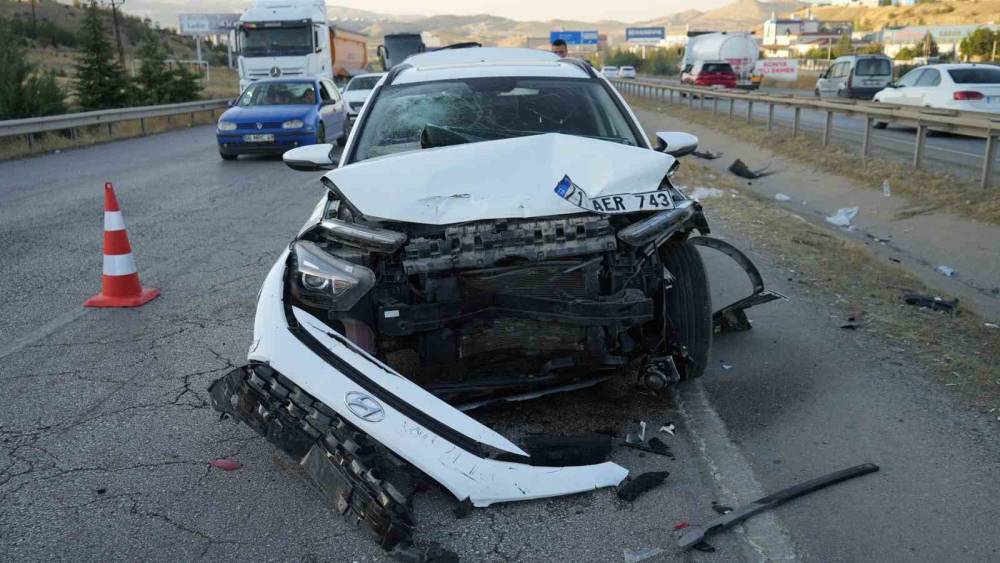 Kırıkkale&rsquo;de otomobiller &ccedil;arpıştı: 4 yaralı
