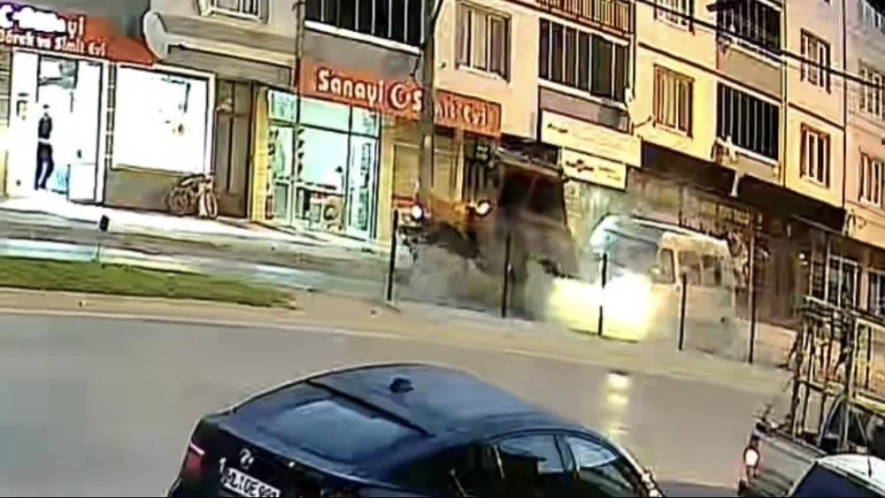 Bursa&rsquo;da 10 kişinin yaralandığı kaza kameraya yansıdı
