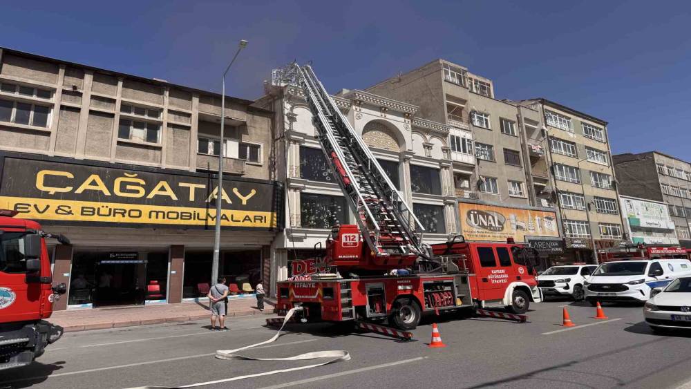 Kayseri&rsquo;de avize imalathanesinin &ccedil;atısında &ccedil;ıkan yangın s&ouml;nd&uuml;r&uuml;ld&uuml;
