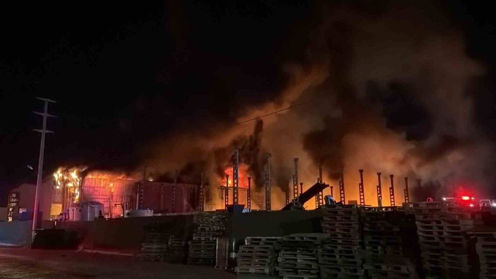 Bolu&rsquo;da geri d&ouml;n&uuml;ş&uuml;m fabrikası alevlere teslim oldu
