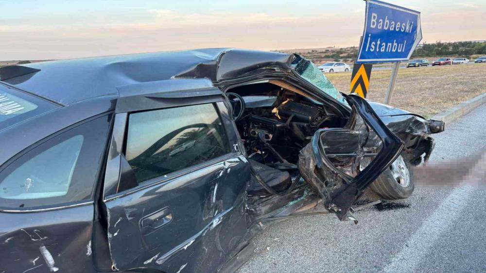 Babaeski&rsquo;de minib&uuml;s ile otomobil &ccedil;arpıştı: 4 yaralı
