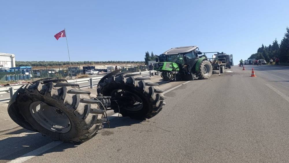 Bandırma&rsquo;da kamyon trakt&ouml;re &ccedil;arptı
