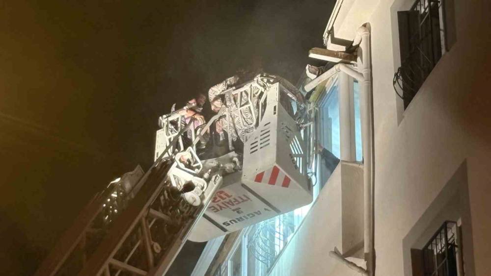 &Ccedil;orum&rsquo;da alevlerin sardığı apartman dairesinde mahsur kalan 7 kişi itfaiye merdiveniyle kurtarıldı
