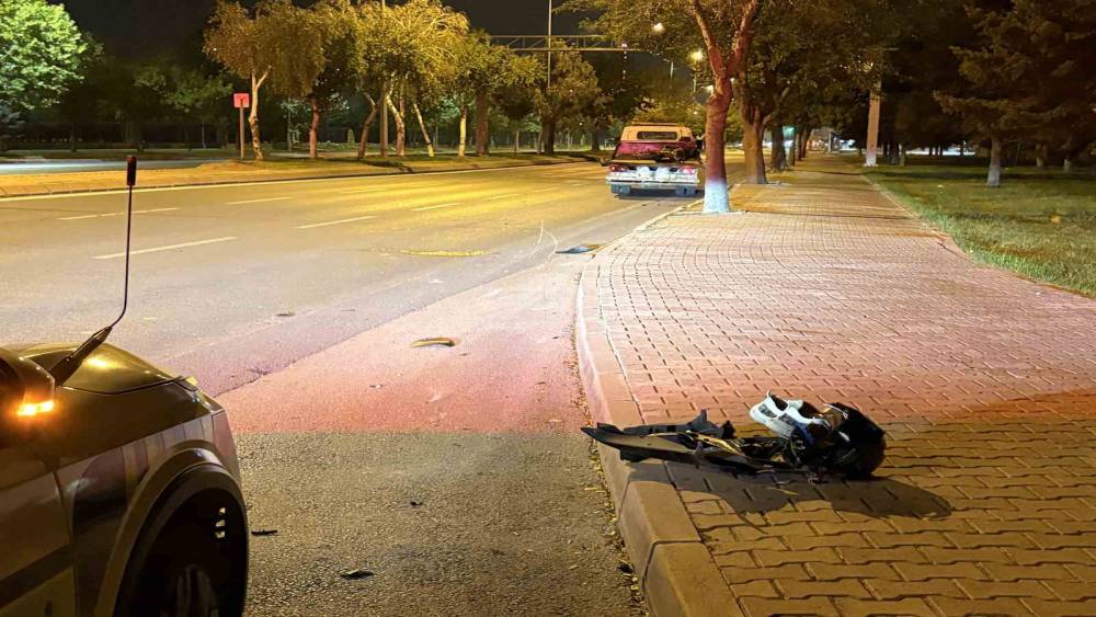 Kayseri&rsquo;de otomobile ve trafik levhasına &ccedil;arpan motosiklet s&uuml;r&uuml;c&uuml;s&uuml; 50 metre s&uuml;r&uuml;klendi: 1 ağır yaralı
