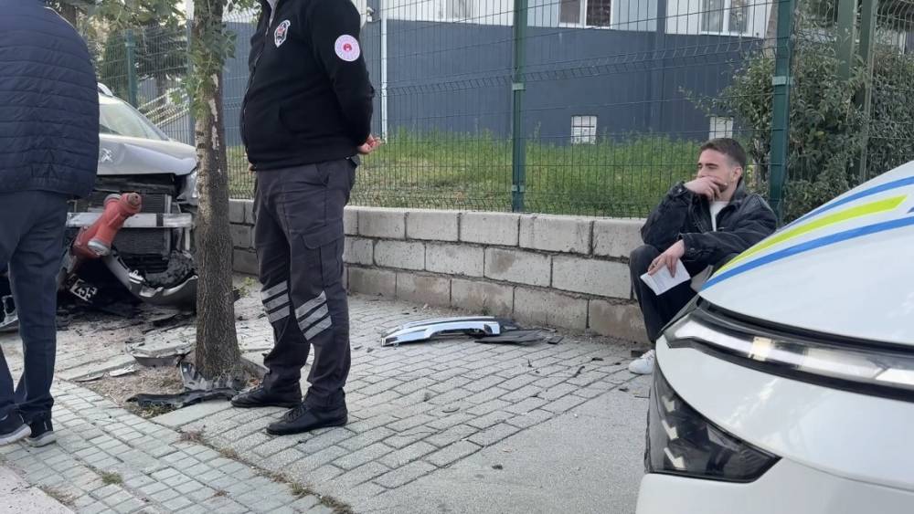 Alkoll&uuml; s&uuml;r&uuml;c&uuml;n&uuml;n karıştığı kazada ters y&ouml;ne giren SUV ara&ccedil; hurdaya d&ouml;nd&uuml;, 1 kişi yaralandı
