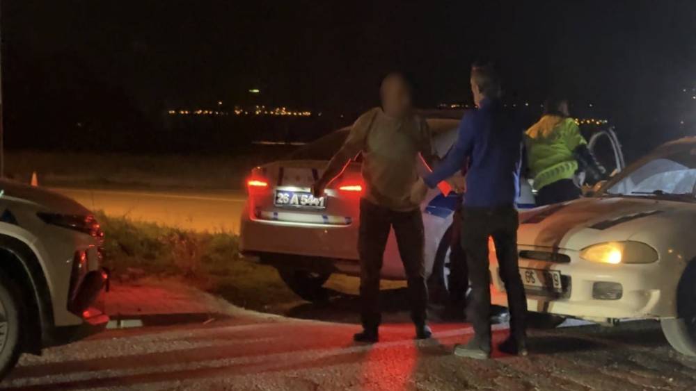 Alkoll&uuml; yakalanan s&uuml;r&uuml;c&uuml;n&uuml;n arkadaşı: "Bu şof&ouml;r salak, ben size yakalanmam"
