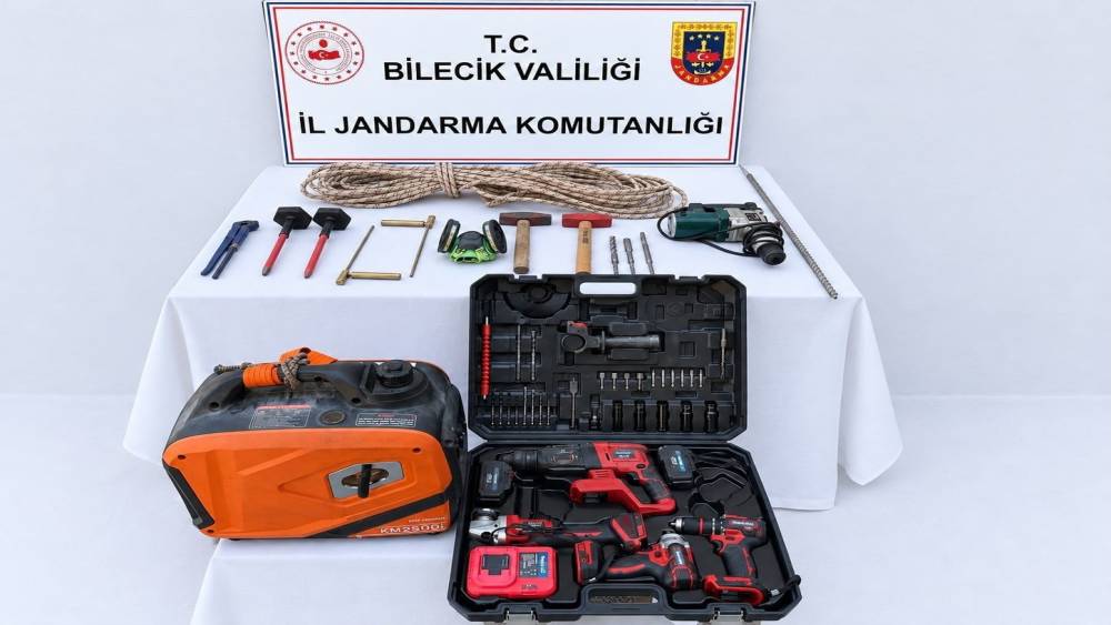 Bilecik&rsquo;te defıne arayan 5 kişi su&ccedil;&uuml;st&uuml; yakalandı
