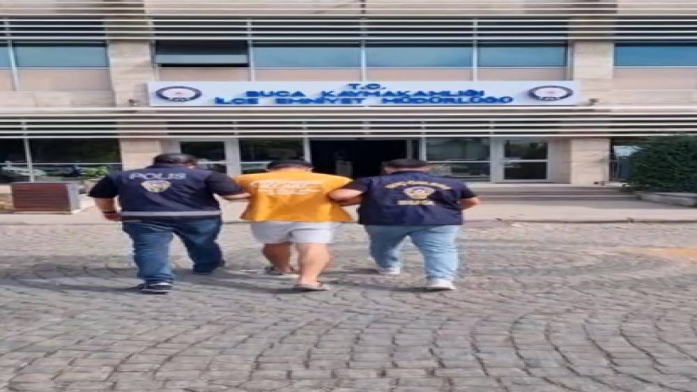 İzmir&rsquo;de aranan 2 firari yakalandı
