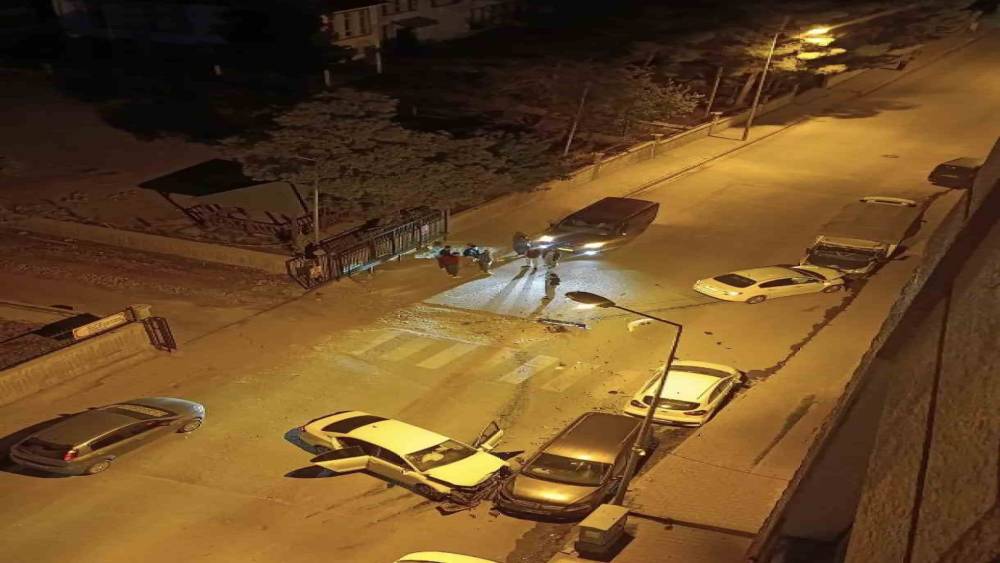 Siirt&rsquo;te iki otomobil &ccedil;arpıştı, 4 ara&ccedil;ta maddi hasar oluştu

