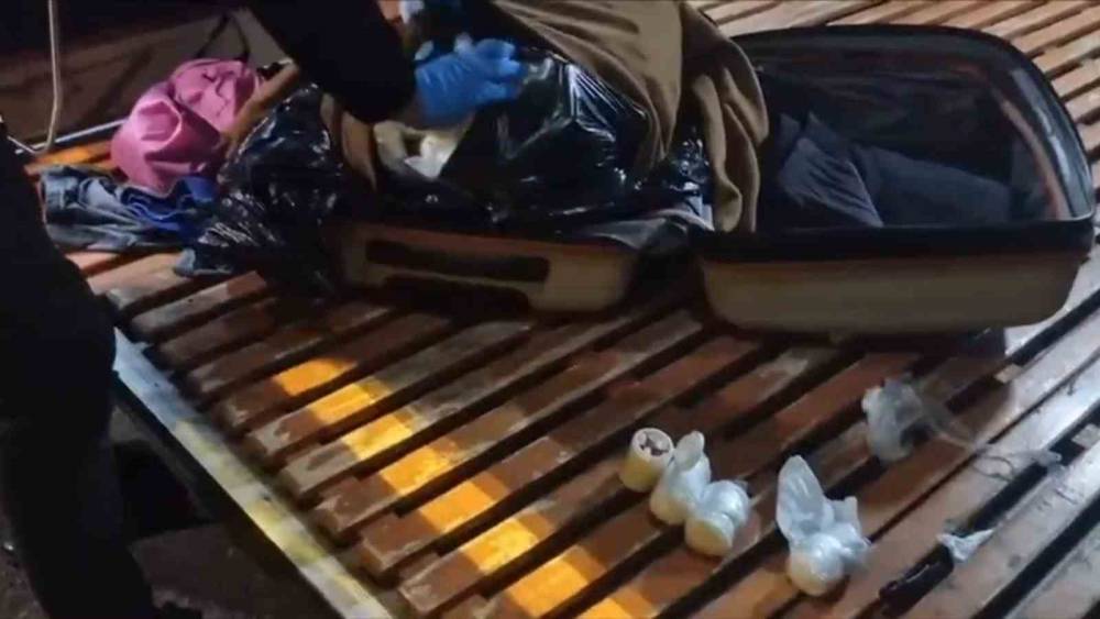 Valizdeki kazaktan 15 bin adet uyuşturucu hap &ccedil;ıktı
