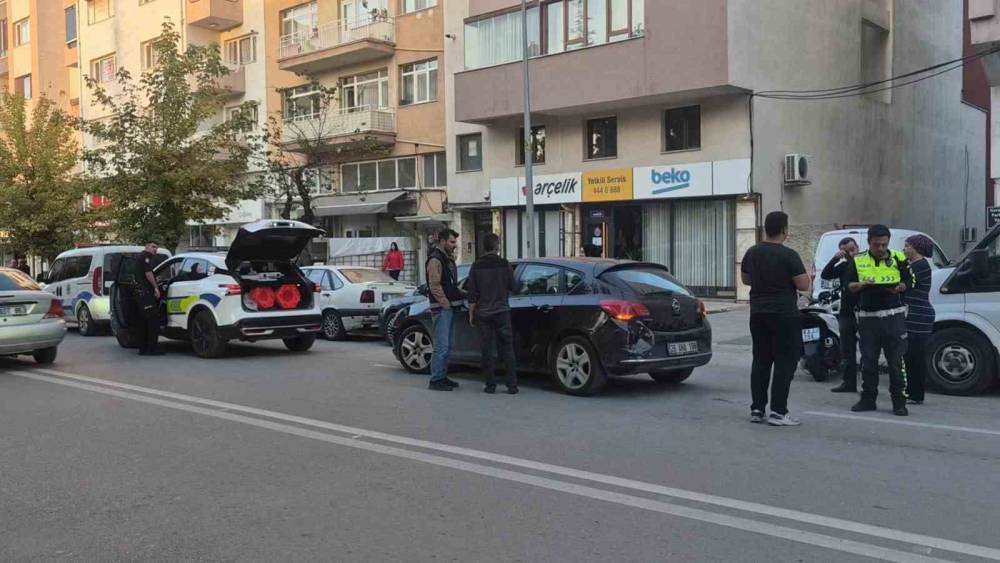 Eskişehir&rsquo;de otomobile arkadan &ccedil;arpan motosikletin s&uuml;r&uuml;c&uuml;s&uuml; yaralandı
