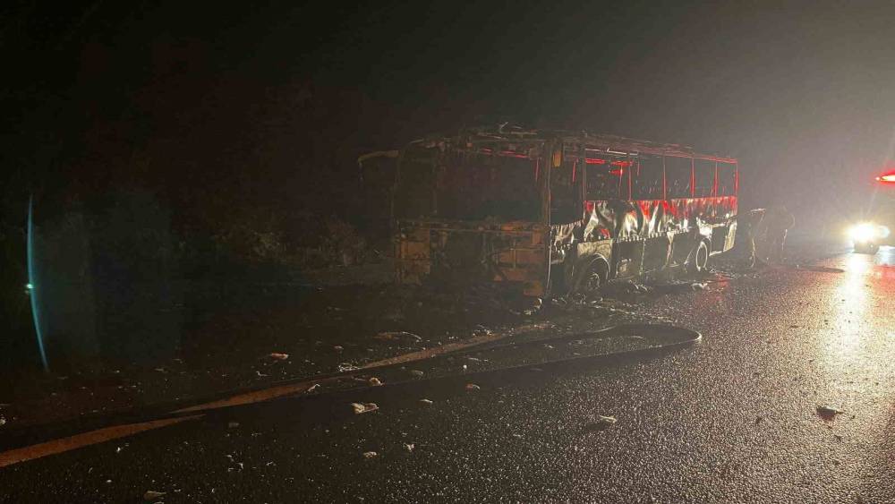Bolu&rsquo;da midib&uuml;s alev alev yandı, geriye iskeleti kaldı
