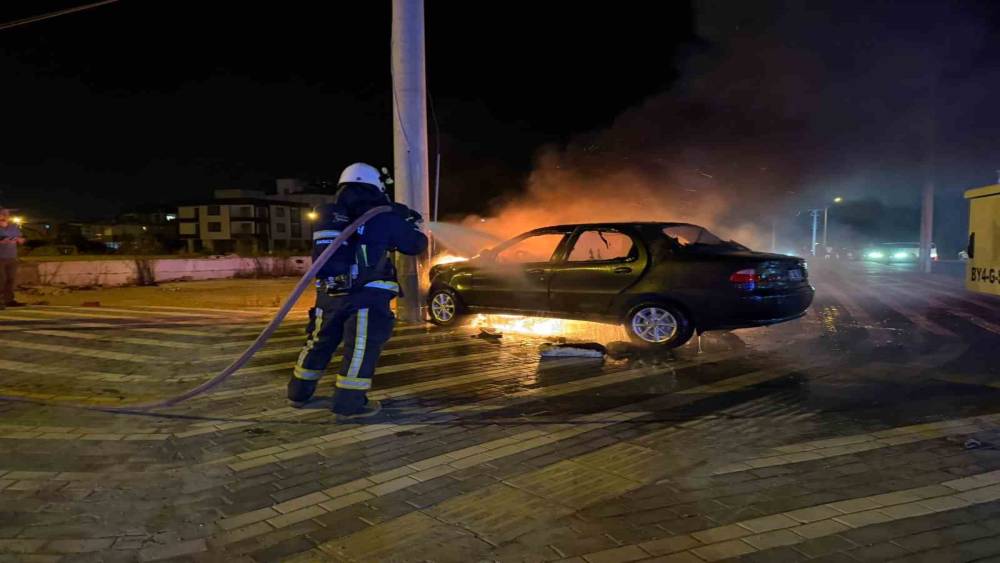 İki otomobil &ccedil;arpıştı, elektrik direğine &ccedil;arpan otomobil alev alev yandı: 2 yaralı
