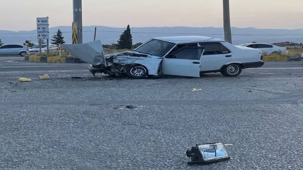 Alaşehir&rsquo;de otomobil ile tır &ccedil;arpıştı: 1 yaralı
