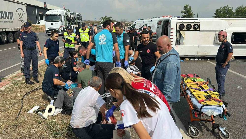 Antalya-Isparta yolunda midib&uuml;s devrildi, yaralılar var
