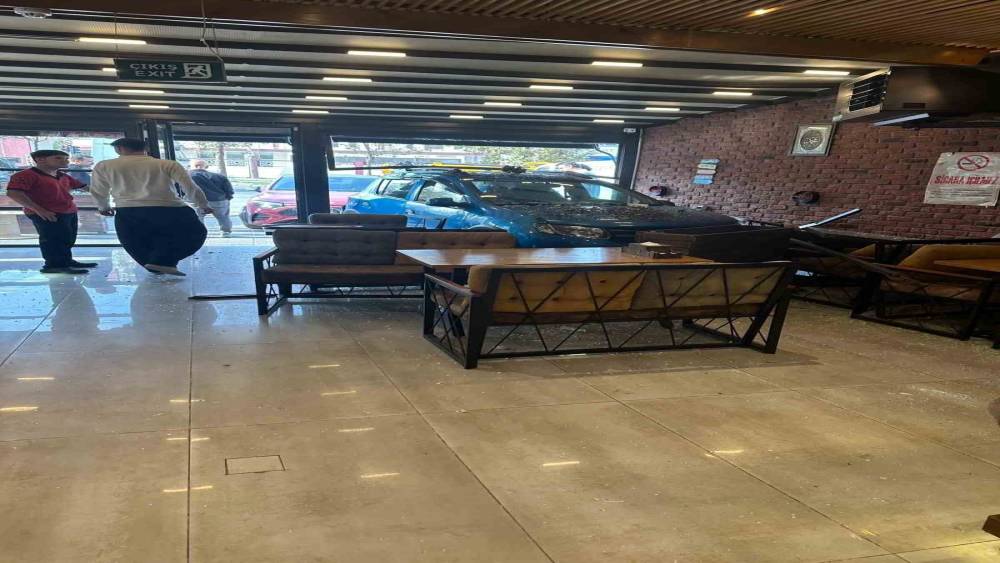 Esenyurt&rsquo;ta kadın s&uuml;r&uuml;c&uuml;n&uuml;n &ccedil;arptığı park halindeki otomobil b&ouml;rek&ccedil;iye daldı
