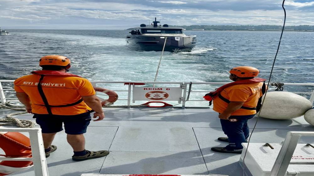 &Ccedil;anakkale Boğazı&rsquo;nda s&uuml;r&uuml;klenen teknedeki 2 kişi kurtarıldı
