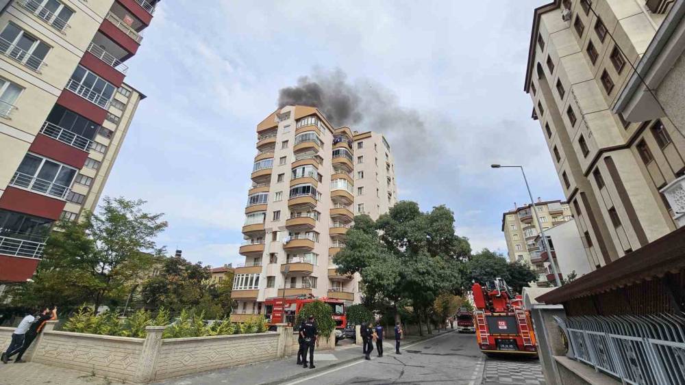 9 katlı binanın &ccedil;atı katında yangın
