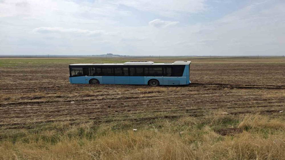 Diyarbakır&rsquo;da otob&uuml;s yoldan &ccedil;ıktı, faciaya ramak kaldı
