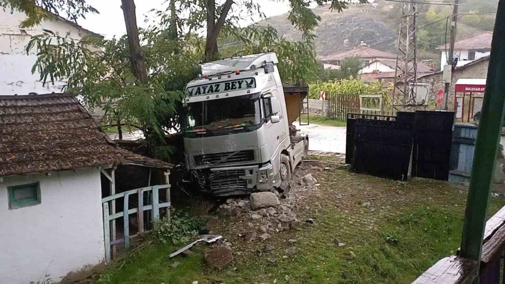 Yağışta kayan tır evin bah&ccedil;esine girdi
