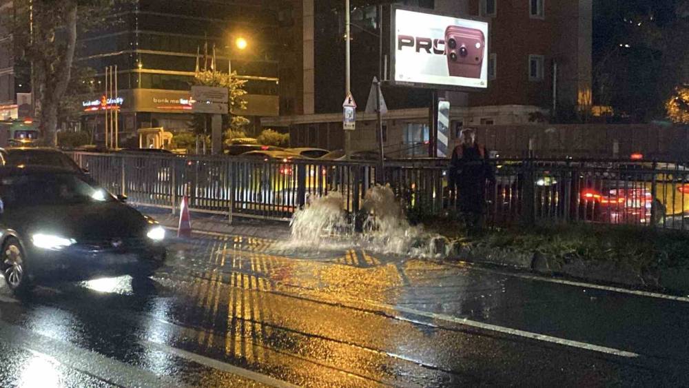 Beşiktaş Zincirlikuyu alt ge&ccedil;idini su bastı, B&uuml;y&uuml;kdere Caddesi g&ouml;le d&ouml;nd&uuml;
