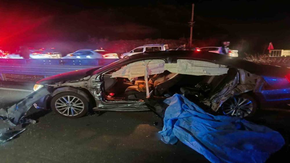 Bing&ouml;l&rsquo;de otomobil bariyere &ccedil;arptı: 2 &ouml;l&uuml;, 2 yaralı
