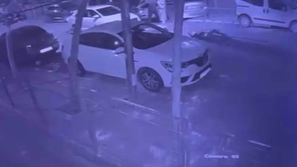 Yolun karşısına geçen adama otomobil çarptı
