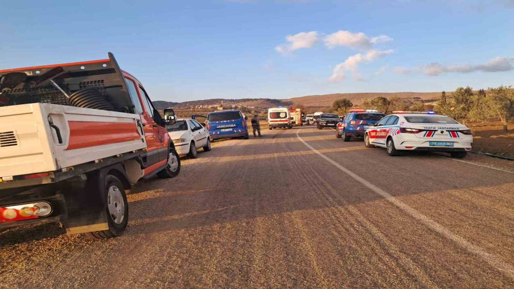 Kilis&rsquo;te iki ara&ccedil; kafa kafaya &ccedil;arpıştı: 3 yaralı
