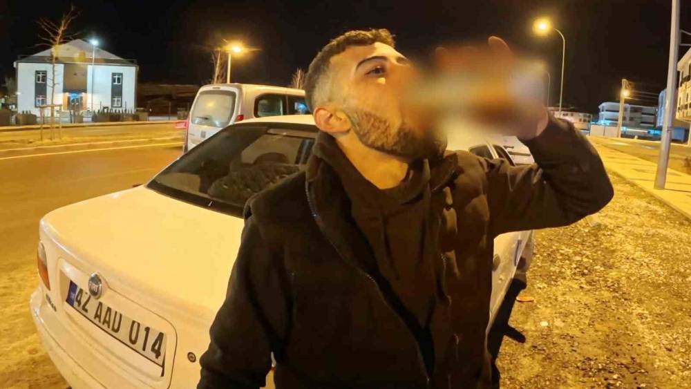 Alkoll&uuml; ara&ccedil; kullanırken yakalandı, ehliyetine el konulunca ara&ccedil; başında i&ccedil;meyi s&uuml;rd&uuml;rd&uuml;
