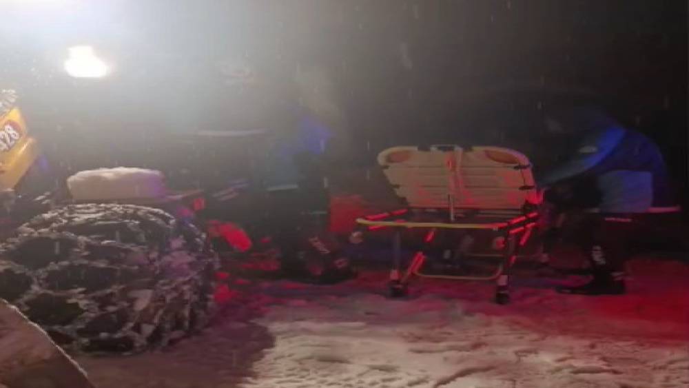 Karla kapanan yol a&ccedil;ıldı, zehirlenen vatandaş kurtarıldı
